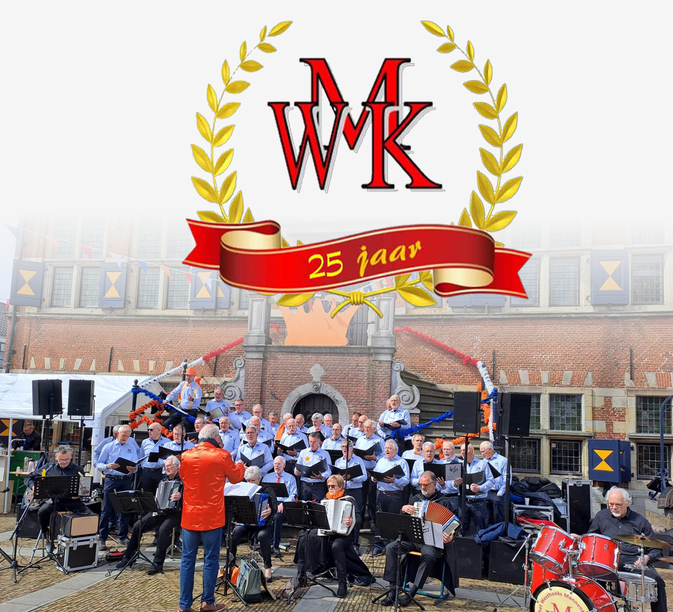 Westhoeks Mannenkoor met jubileumlogo en optreden voor het stadhuis in Klundert